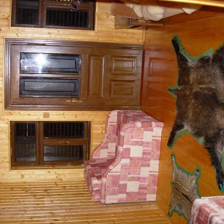 Nitt Pince Es Panzio Bed and Breakfast Kisharsány Eksteriør billede